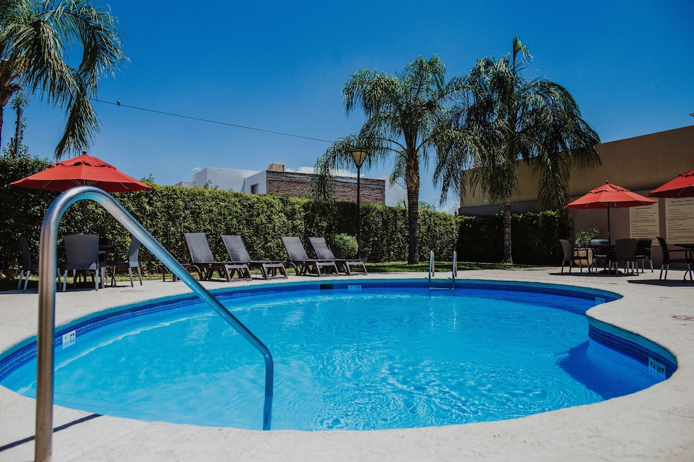 hampton inn by hilton torreon airport galerias