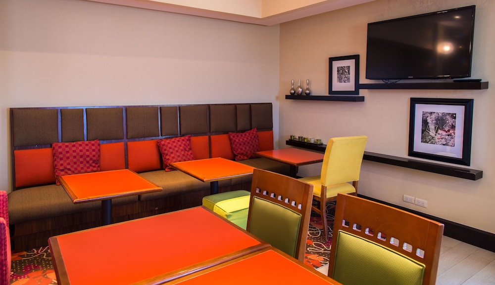 hampton inn by hilton torreon airport galerias