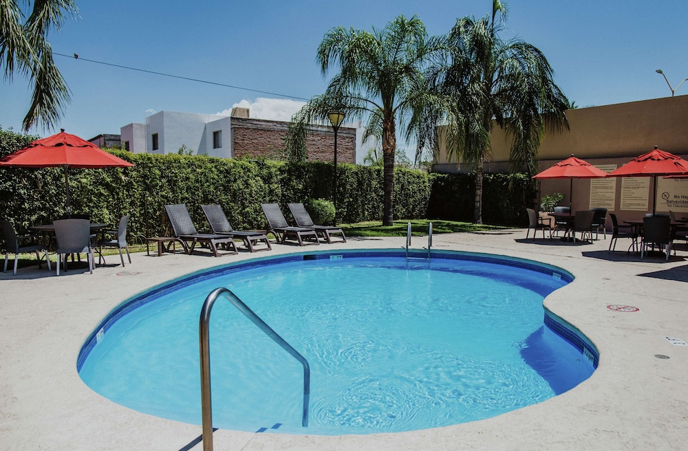 hampton inn by hilton torreon airport galerias