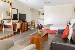 littomore hotels and suites ex governor macquarie motor inn