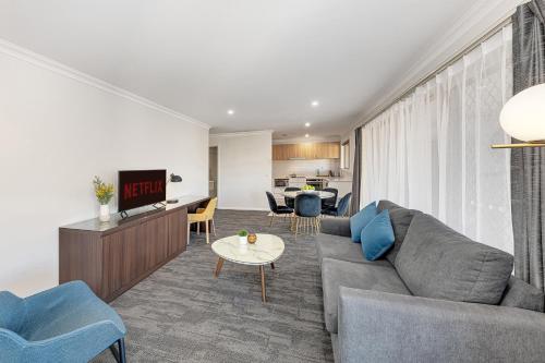 littomore hotels and suites ex governor macquarie motor inn
