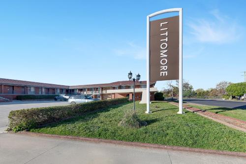 littomore hotels and suites ex governor macquarie motor inn
