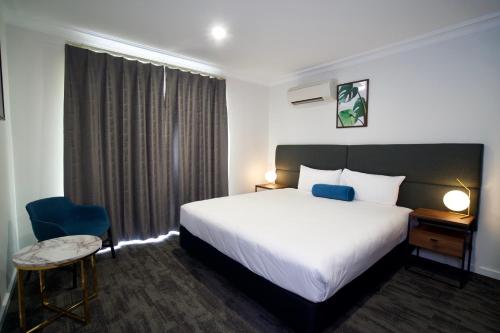 littomore hotels and suites ex governor macquarie motor inn