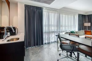 embassy suites by hilton alpharetta halcyon