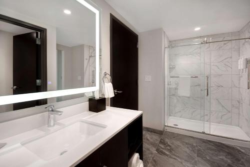 embassy suites by hilton alpharetta halcyon