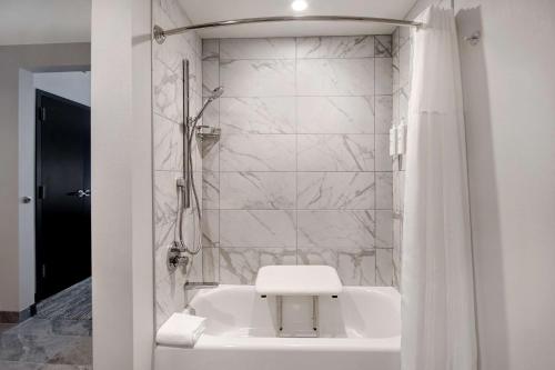 embassy suites by hilton alpharetta halcyon