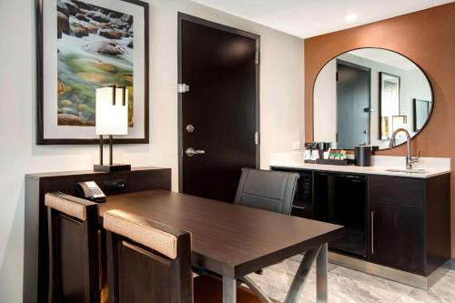embassy suites by hilton alpharetta halcyon