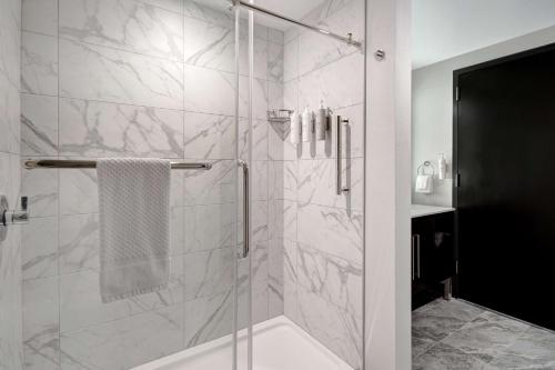 embassy suites by hilton alpharetta halcyon