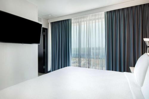 embassy suites by hilton alpharetta halcyon