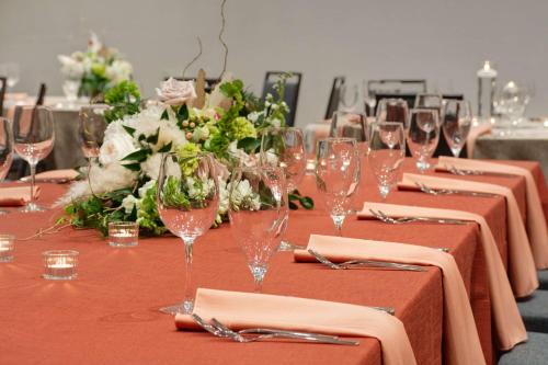 embassy suites by hilton alpharetta halcyon