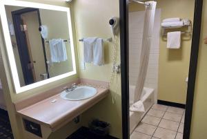 Days Inn By Wyndham Park City Kansas,Park City>>Bel Aire,3 star