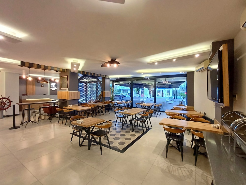 del puerto hotel aliaga