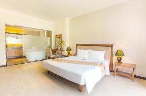 sandy beach non nuoc resort