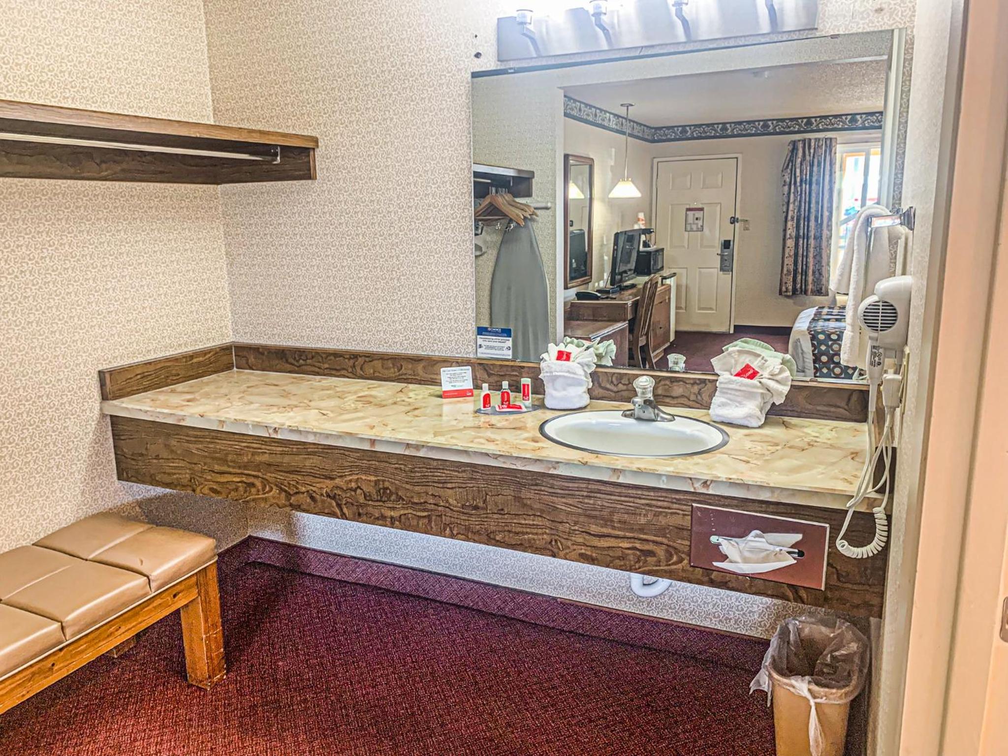 econo lodge inn and suites