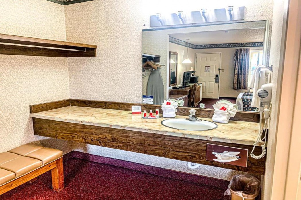econo lodge inn and suites
