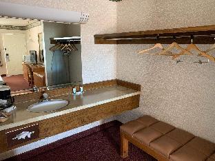 econo lodge inn and suites