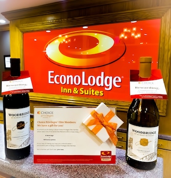 Econo Lodge Inn & Suites,,2 star