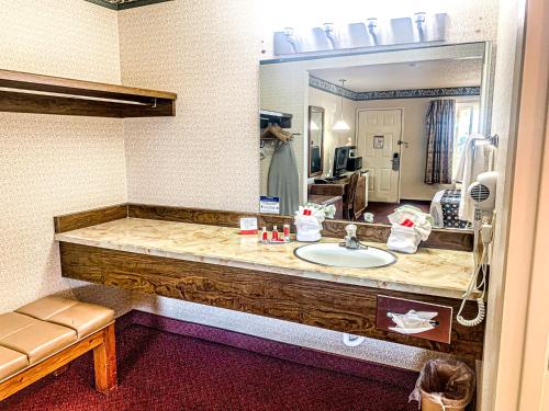 econo lodge inn and suites