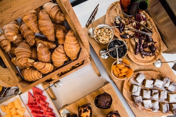 hilton garden inn tbilisi riverview