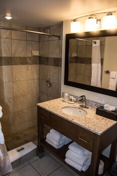 clarion lakeside inn and conference centre