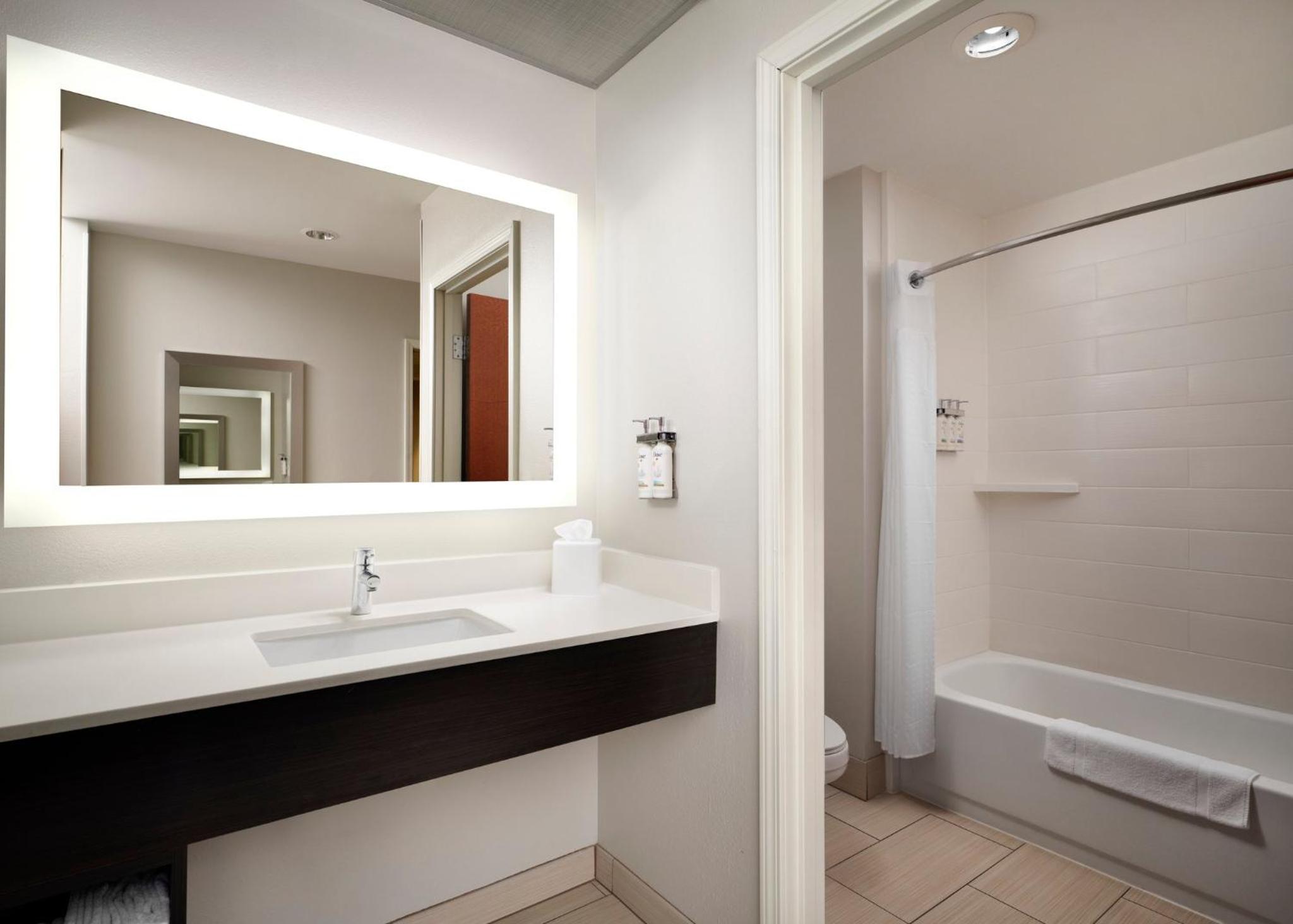 holiday inn express and suites new orleans airport