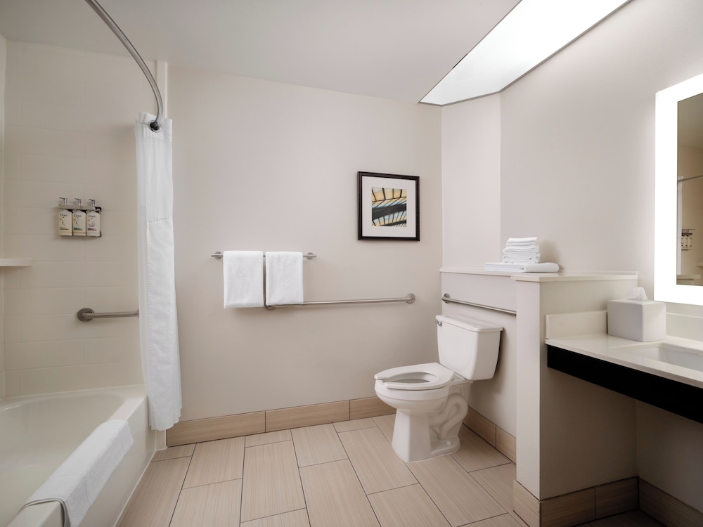 holiday inn express and suites new orleans airport