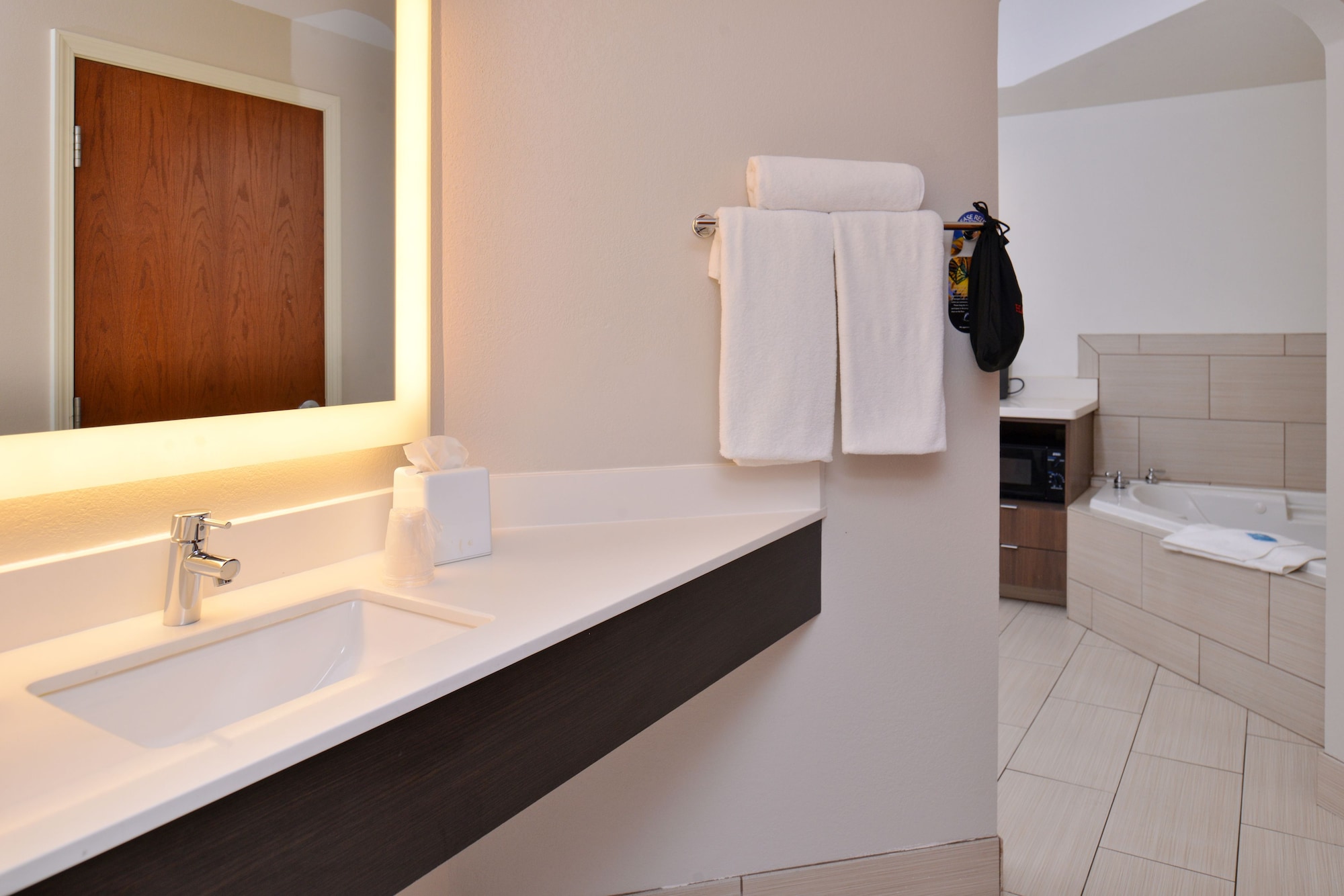 holiday inn express and suites new orleans airport