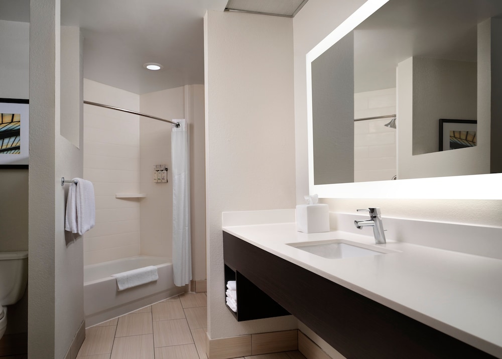 holiday inn express and suites new orleans airport