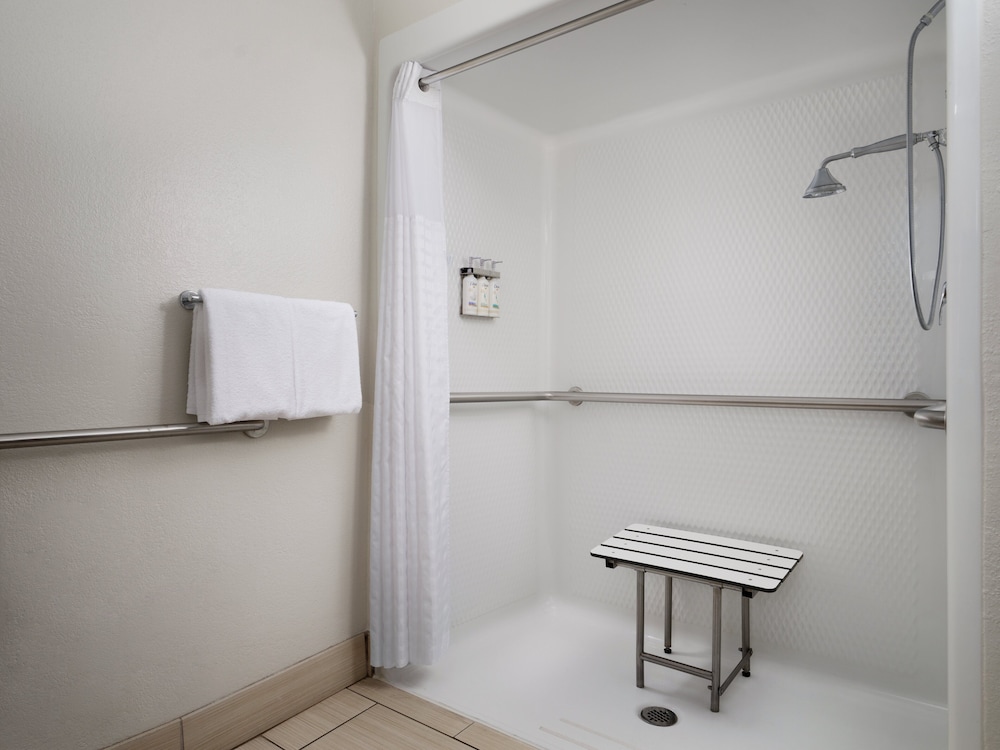 holiday inn express and suites new orleans airport