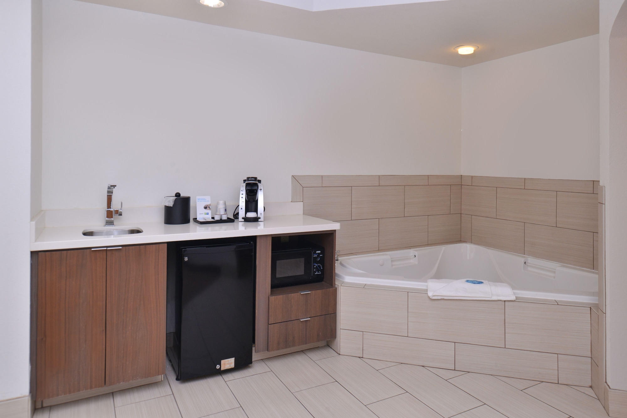 holiday inn express and suites new orleans airport