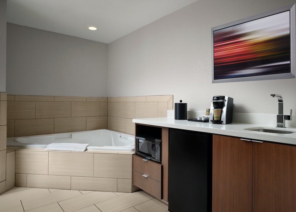 holiday inn express and suites new orleans airport
