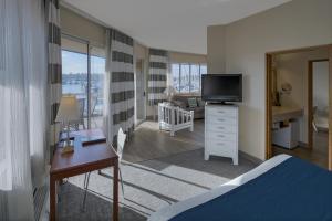 bay club hotel and marina