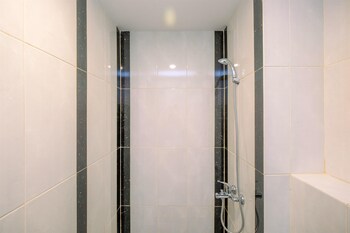 Comfy Design Studio At Grand Kamala Lagoon Apartment,,0 star