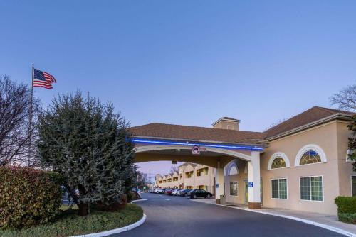 days inn and suites by wyndham cherry hill philadelphia