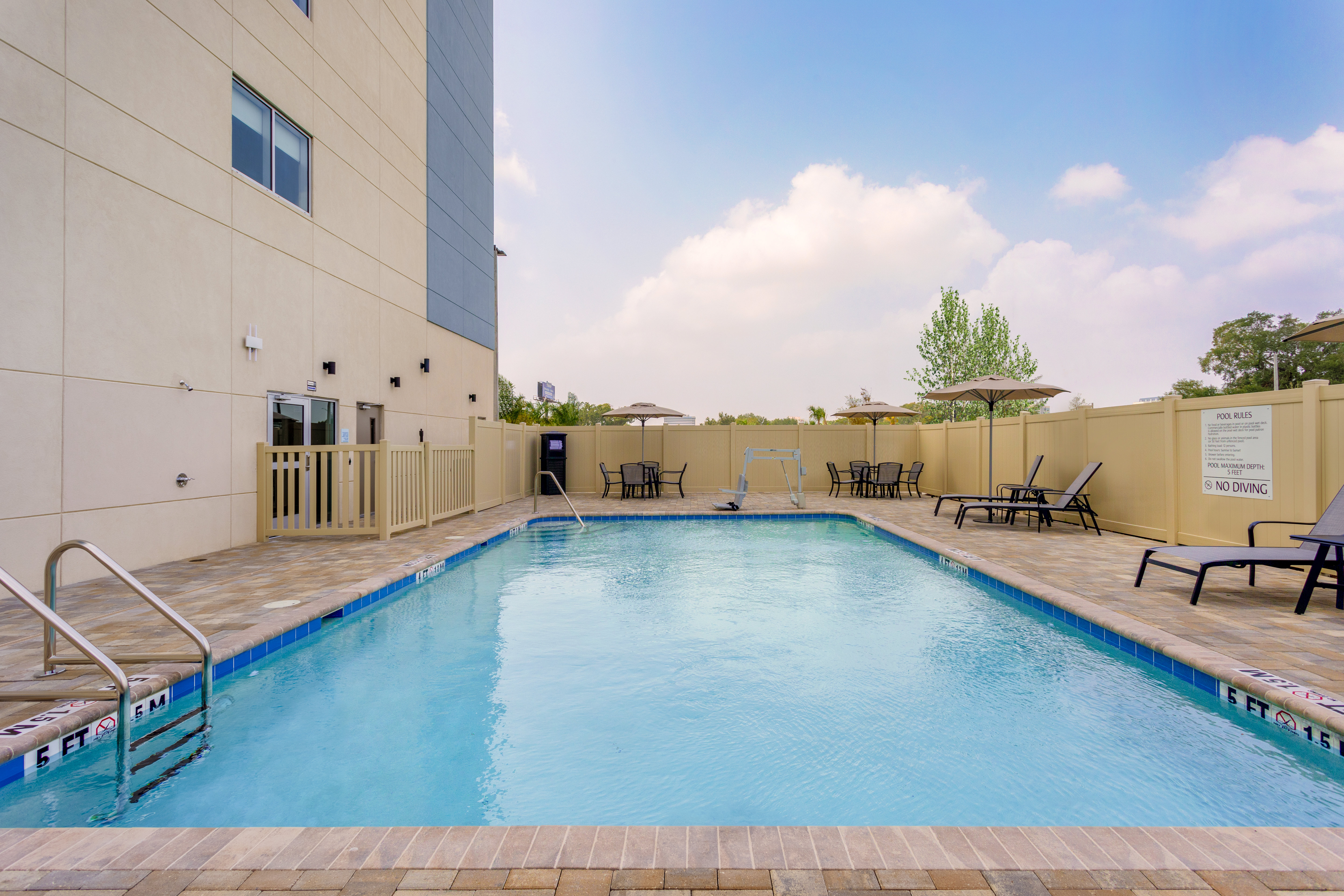 holiday inn express and suites tampa stadium area