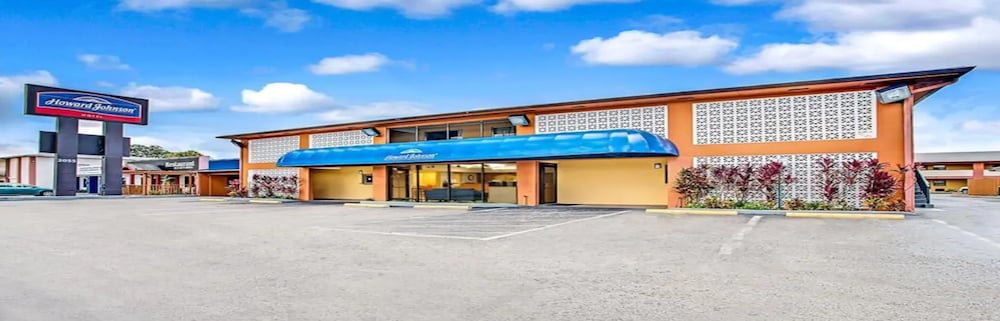 holiday inn express and suites tampa stadium area