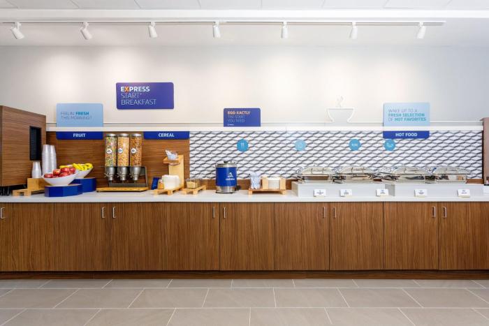 holiday inn express and suites tampa stadium area