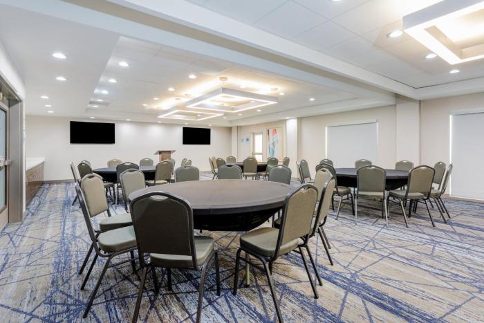 holiday inn express and suites tampa stadium area