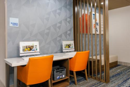 holiday inn express and suites tampa stadium area