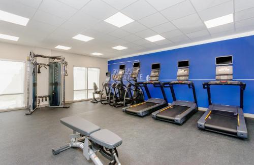 holiday inn express and suites tampa stadium area