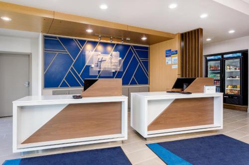 holiday inn express and suites tampa stadium area