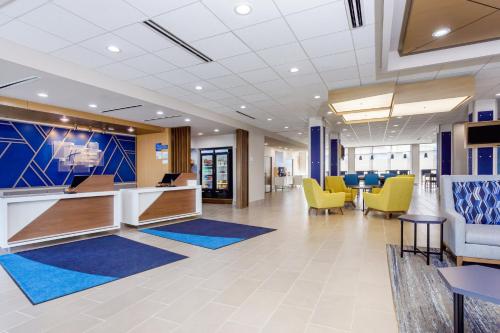 holiday inn express and suites tampa stadium area