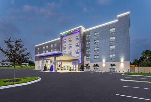 holiday inn express and suites tampa stadium area