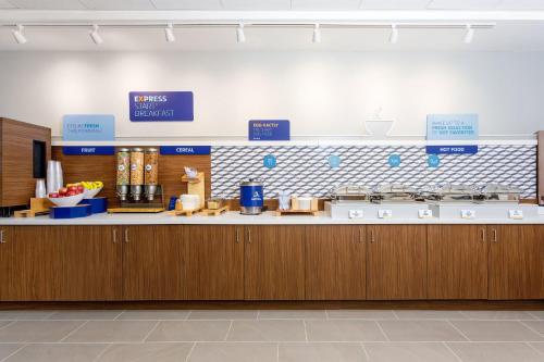 holiday inn express and suites tampa stadium area