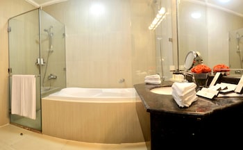governor west bay suites and residences