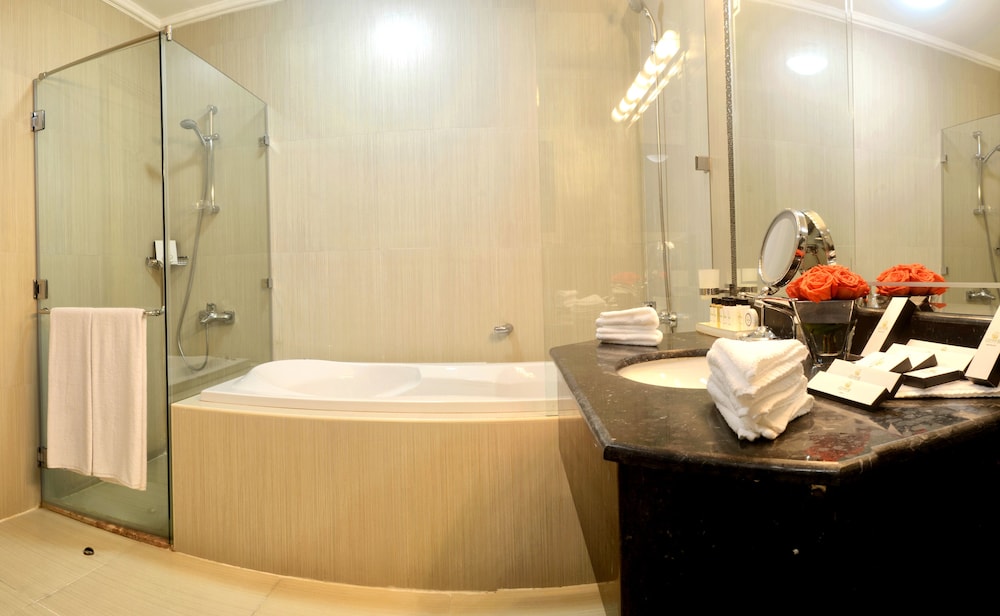 governor west bay suites and residences