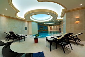 governor west bay suites and residences