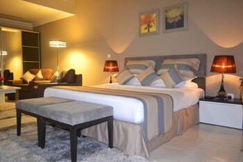 governor west bay suites and residences
