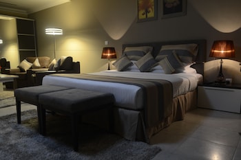 governor west bay suites and residences