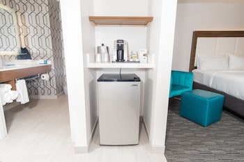 holiday inn express and suites hollywood walk of fame